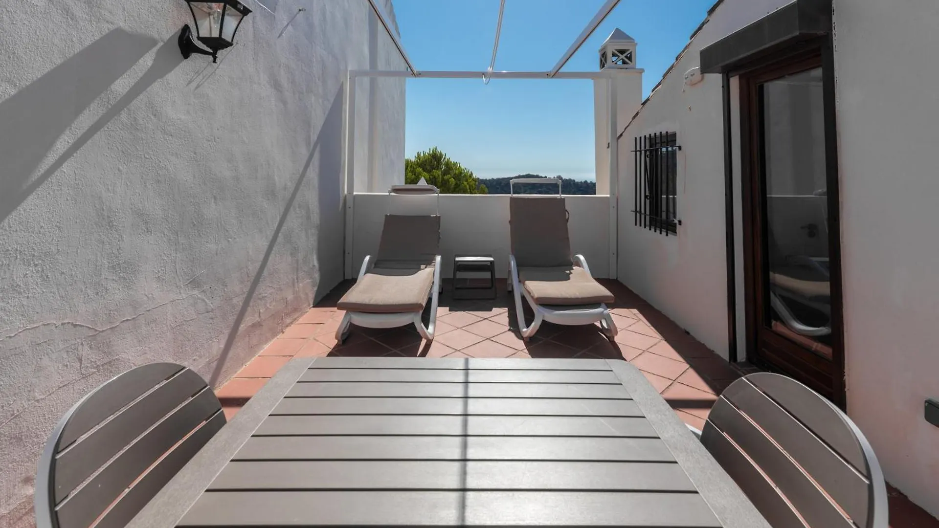 Country house Casa Casares: Stylish Retreat with Pool and Terraces Guest House