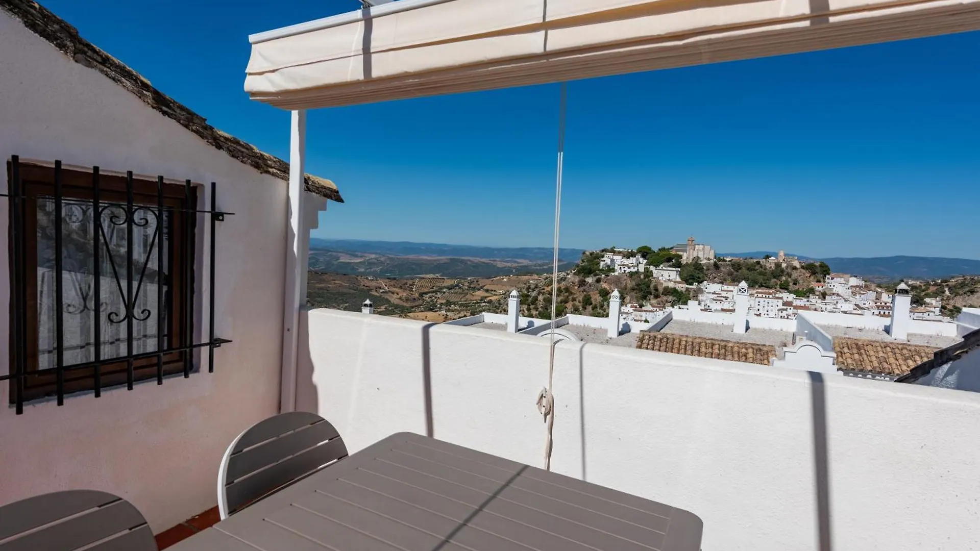 Casa Casares: Stylish Retreat with Pool and Terraces Guest House Spain