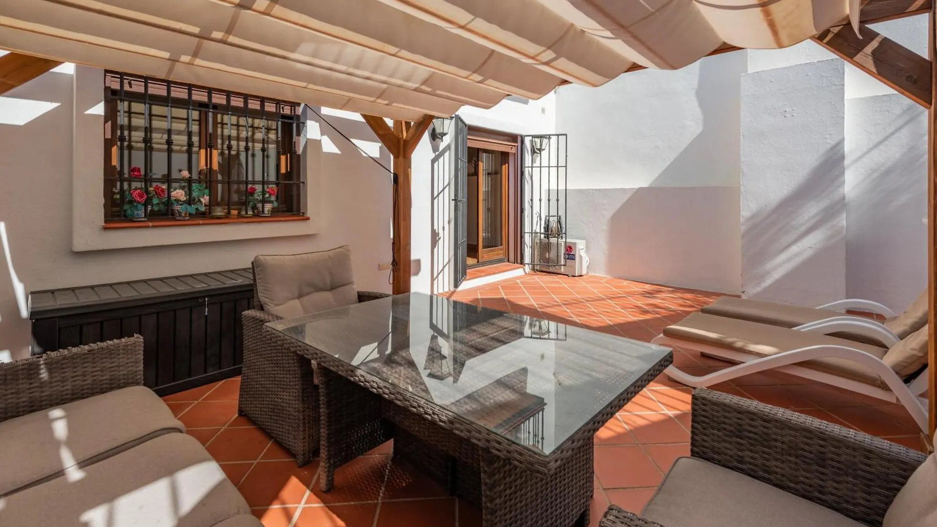 Country house Casa Casares: Stylish Retreat with Pool and Terraces Guest House