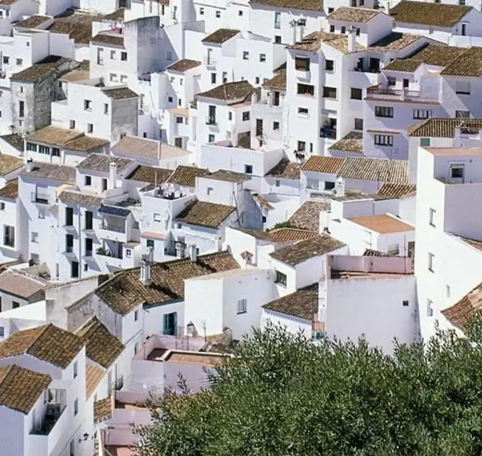 Stylish 3 Bed House 2 Bathrooms, With Patio, Roof Terrace And Communal Pool 5 Minutes Away From The Beautiful Spanish White Village Of Casares Pueblo And Only 20 Mins From The Sea