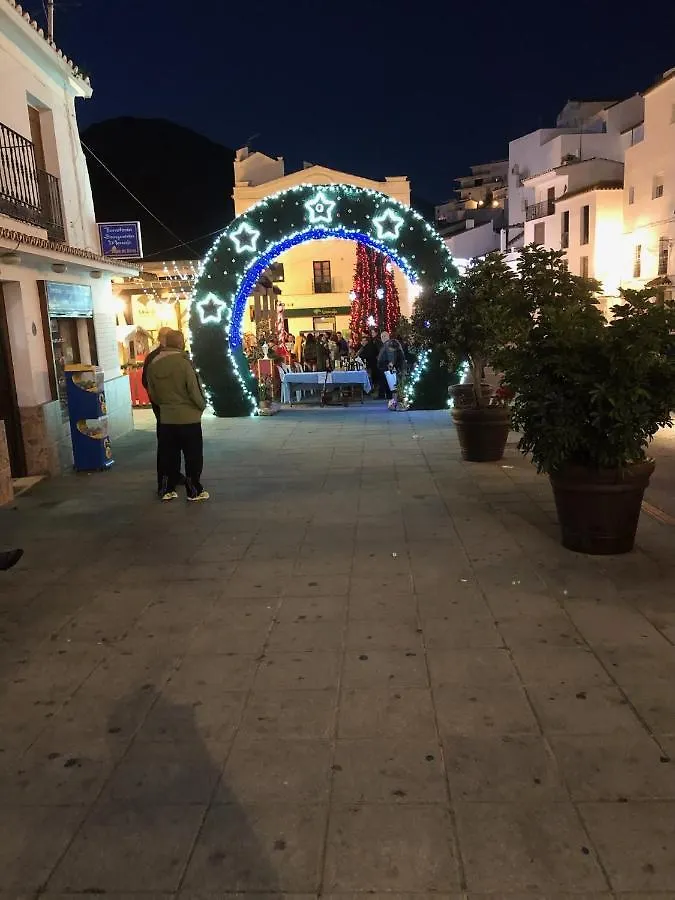 Landsted Stylish 3 Bed House 2 Bathrooms, With Patio, Roof Terrace And Communal Pool 5 Minutes Away From The Beautiful Spanish White Village Of Casares Pueblo And Only 20 Mins From The Sea