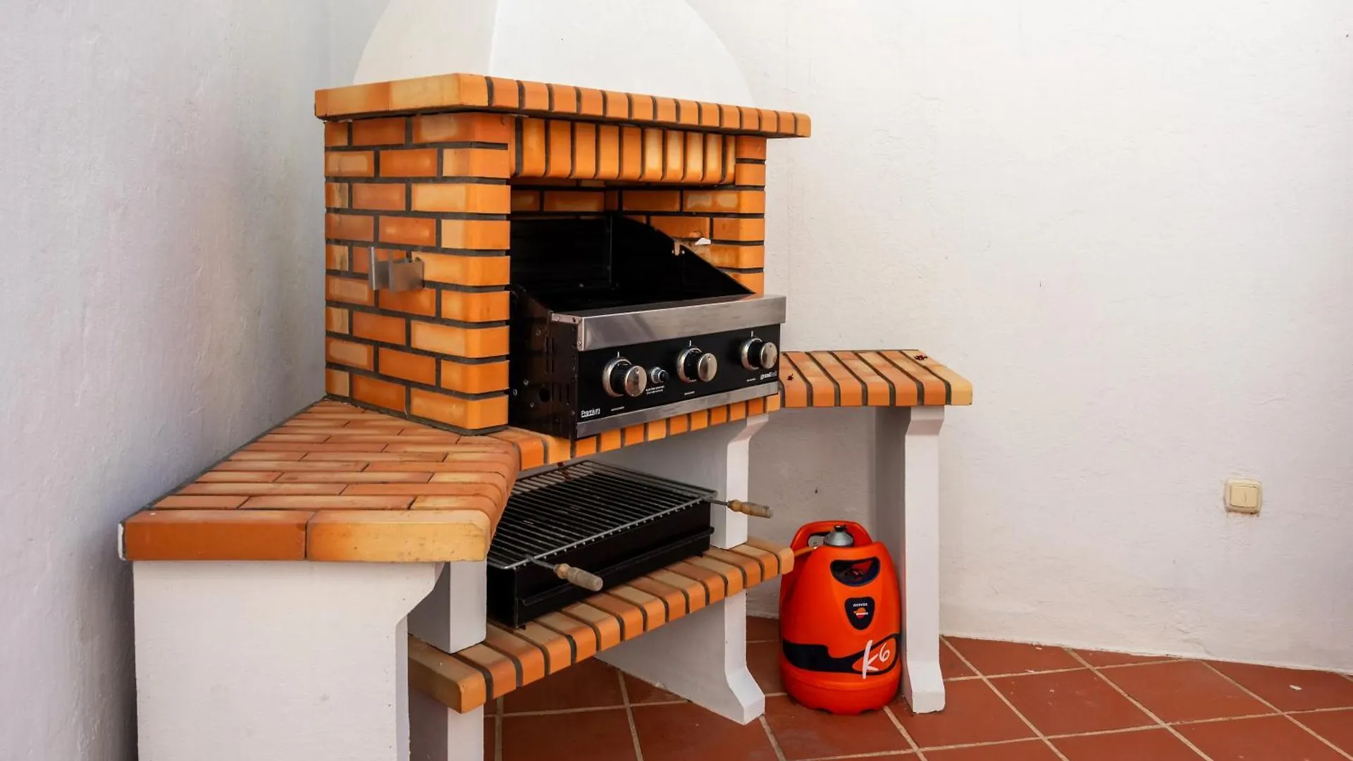 Stylish 3 Bed House 2 Bathrooms, With Patio, Roof Terrace And Communal Pool 5 Minutes Away From The Beautiful Spanish White Village Of Casares Pueblo And Only 20 Mins From The Sea 0*,