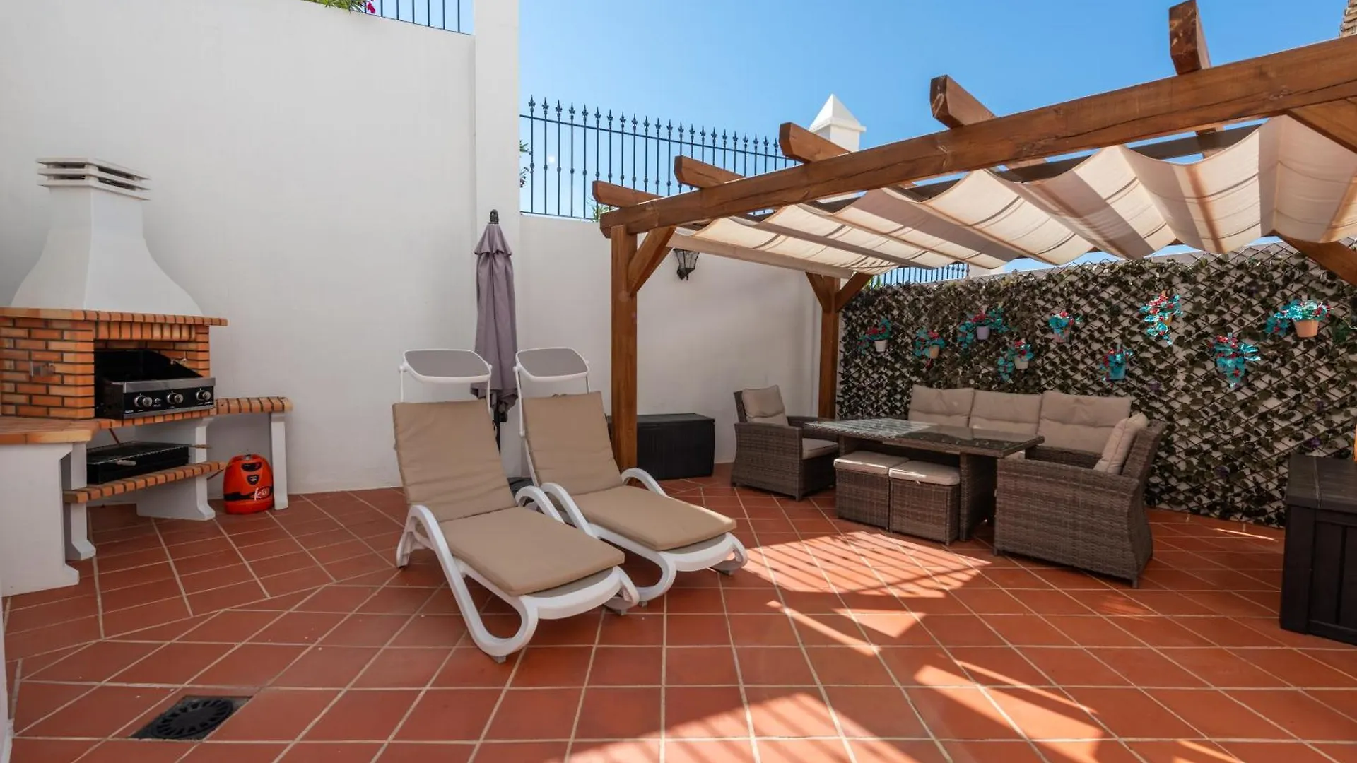 Stylish 3 Bed House 2 Bathrooms, With Patio, Roof Terrace And Communal Pool 5 Minutes Away From The Beautiful Spanish White Village Of Casares Pueblo And Only 20 Mins From The Sea 0*,  Spanien
