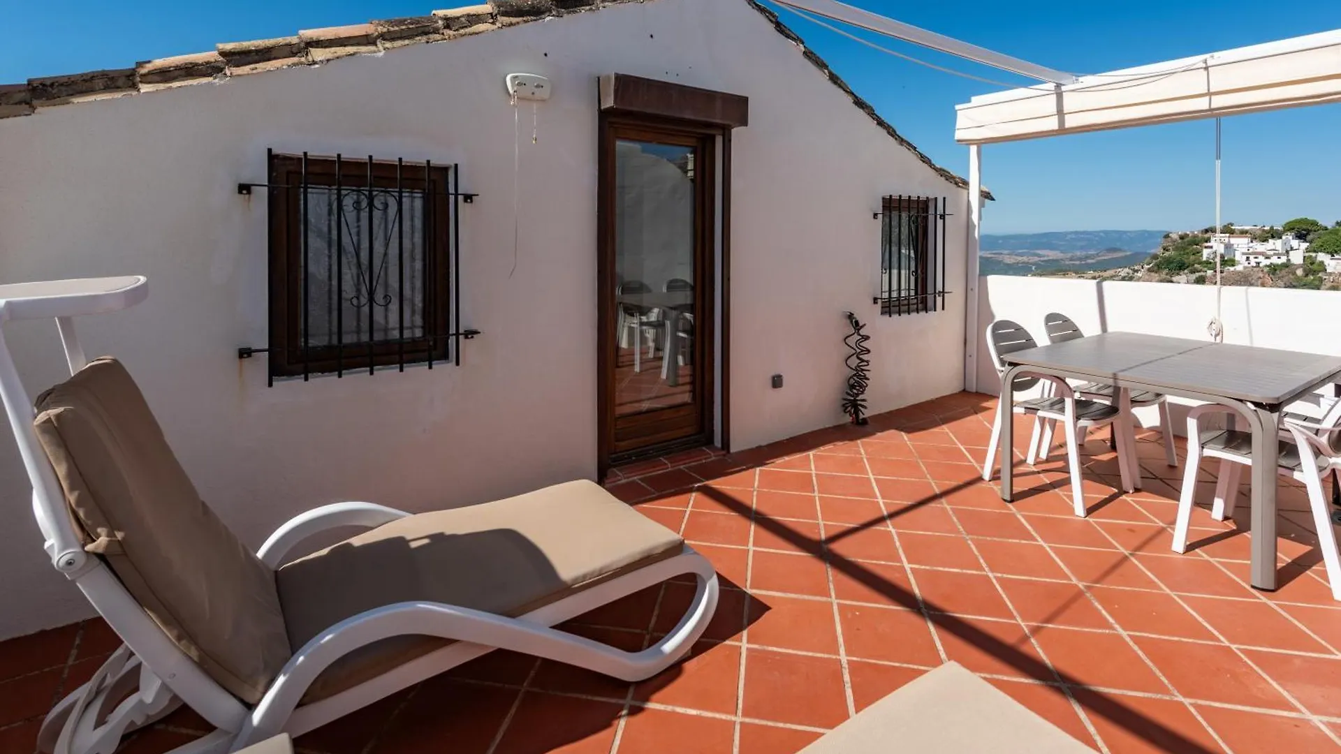 Landsted Stylish 3 Bed House 2 Bathrooms, With Patio, Roof Terrace And Communal Pool 5 Minutes Away From The Beautiful Spanish White Village Of Casares Pueblo And Only 20 Mins From The Sea