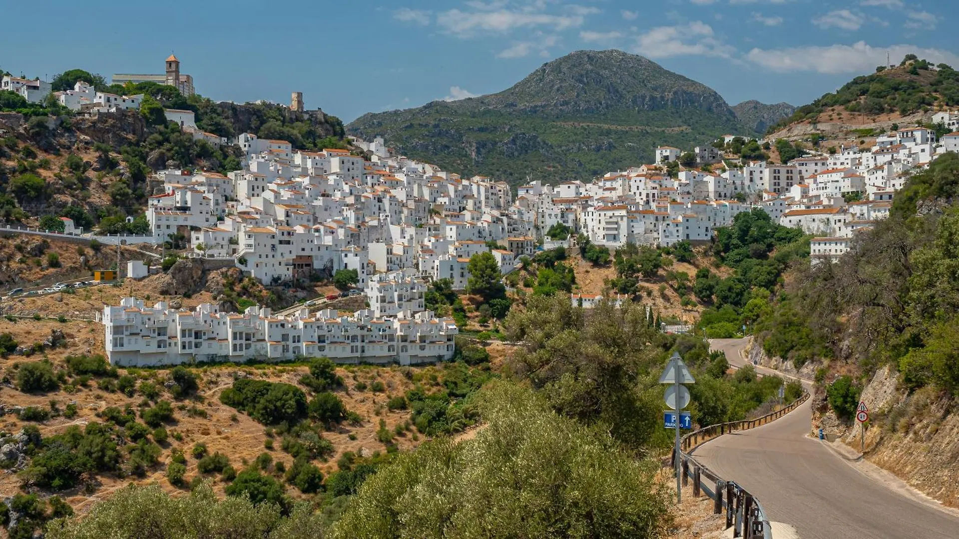 Stylish 3 Bed House 2 Bathrooms, With Patio, Roof Terrace And Communal Pool 5 Minutes Away From The Beautiful Spanish White Village Of Casares Pueblo And Only 20 Mins From The Sea