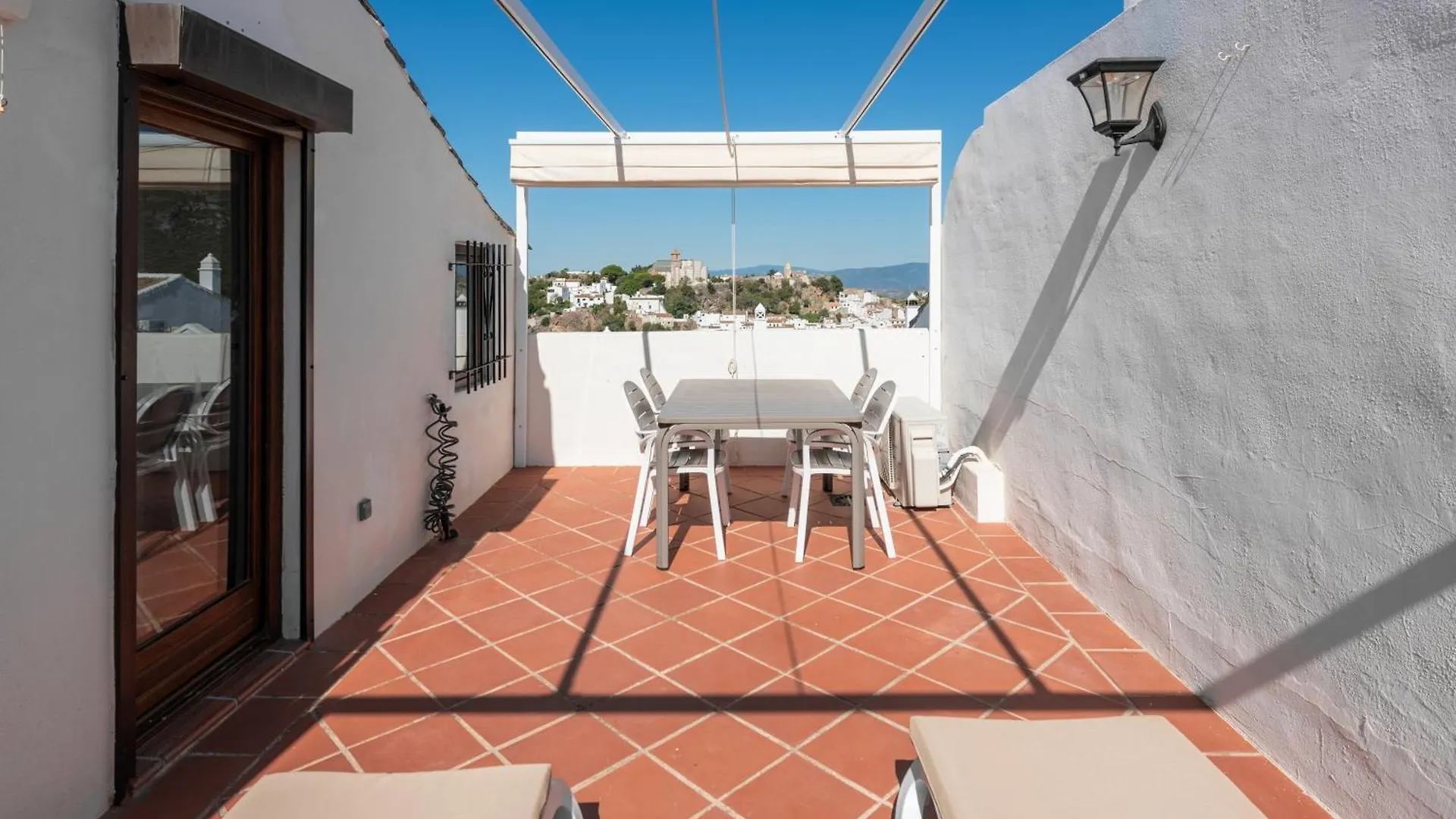 Landsted Stylish 3 Bed House 2 Bathrooms, With Patio, Roof Terrace And Communal Pool 5 Minutes Away From The Beautiful Spanish White Village Of Casares Pueblo And Only 20 Mins From The Sea Spanien