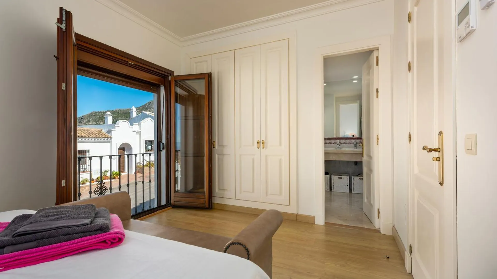 Country house Casa Casares: Stylish Retreat with Pool and Terraces Guest House