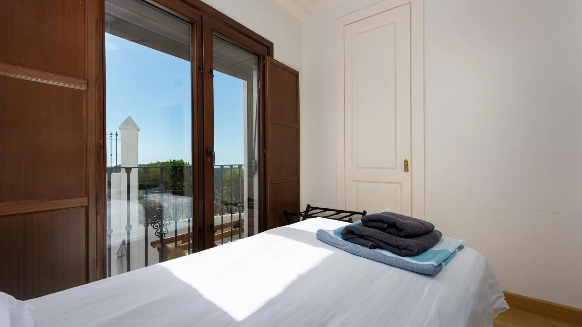 Country house Casa Casares: Stylish Retreat with Pool and Terraces Guest House